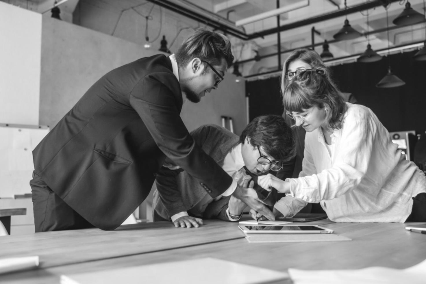 Professionelle Finanzberatung im modernen Büroumfeld